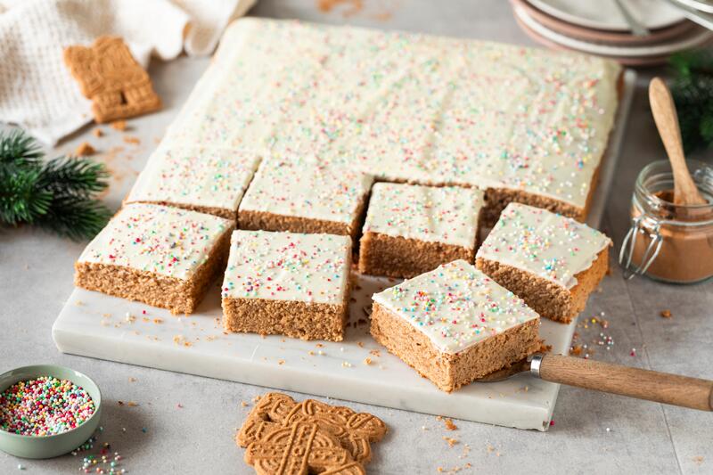 Spekulatius-Blechkuchen in quadratische Stücke geschnitten