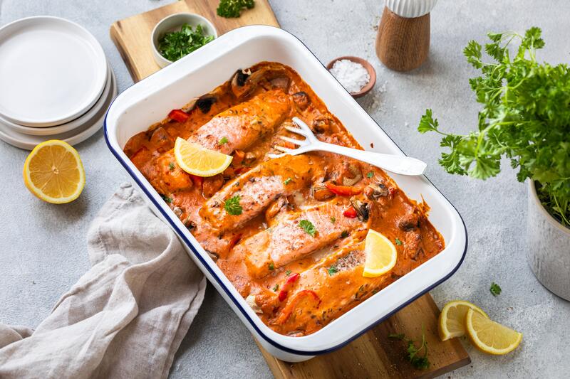 Lachsfilet in Auflaufform in roter Soße