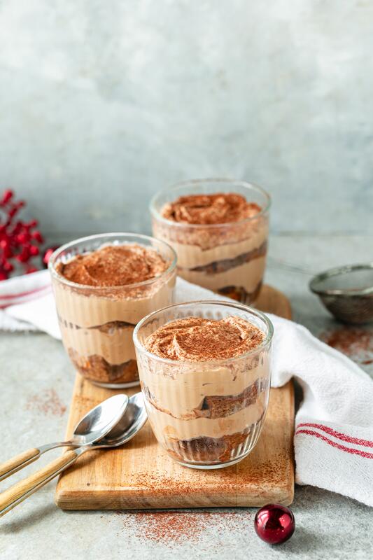 3 Gläser gefüllt mit Schoko-Tiramisu auf einem Hozbrett