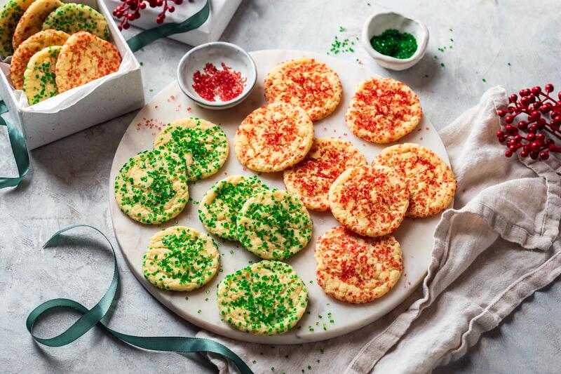 Cookies mit grünen und roten Streuseln auf einer Platte