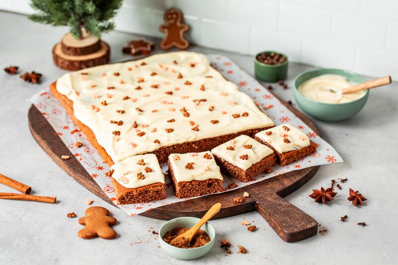 Rechteckiger Kuchen mit weißem Frosting