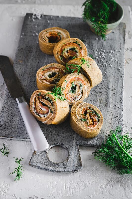 Pfannkuchen-Röllchen mit Frischkäse und Lachs