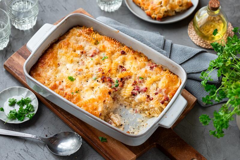 Auflaufform mit Nudelauflauf und Carbonara-Soße
