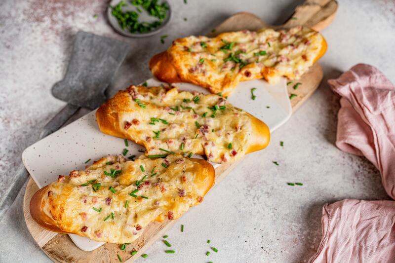 3 Laugenbrötchen mit Schmand und Schinkenwürfel überbacken