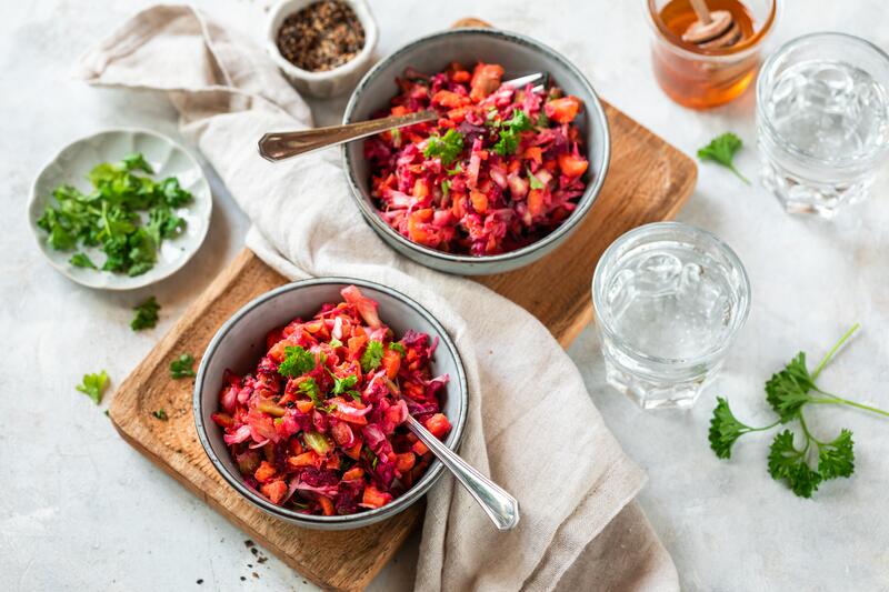 Zwei Schüsseln mit rotem Anti-Grippe-Salat
