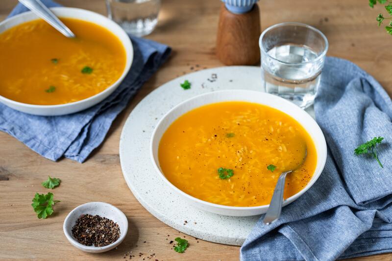 Tiefer Teller mit Suppe mit Orzo-Nudeln