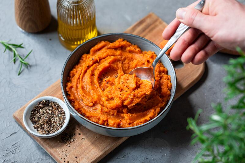 Schüssel mit orangenem Süßkartoffel-Pürree