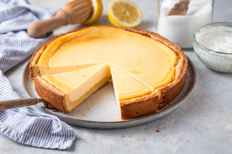 Runder Käsekuchen angeschnitten auf einer Platte