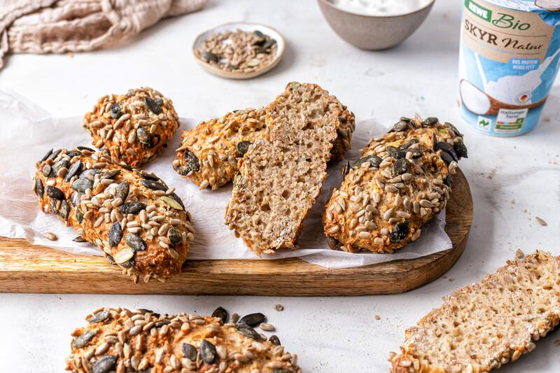 Aufgeschnittene Körnerbrötchen 