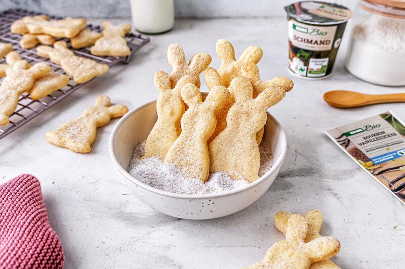 Gebäck in Häschen-Form in einer hellen Schale