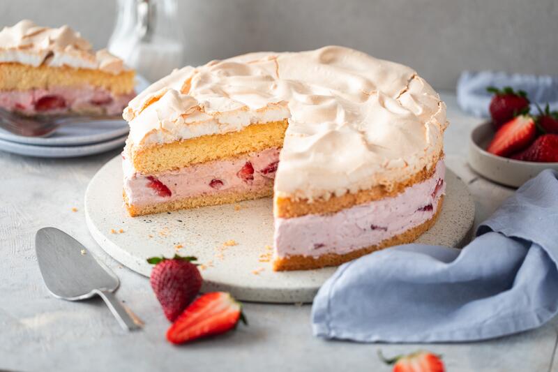Erdbeer-Biskuittorte mit Baiserhaube