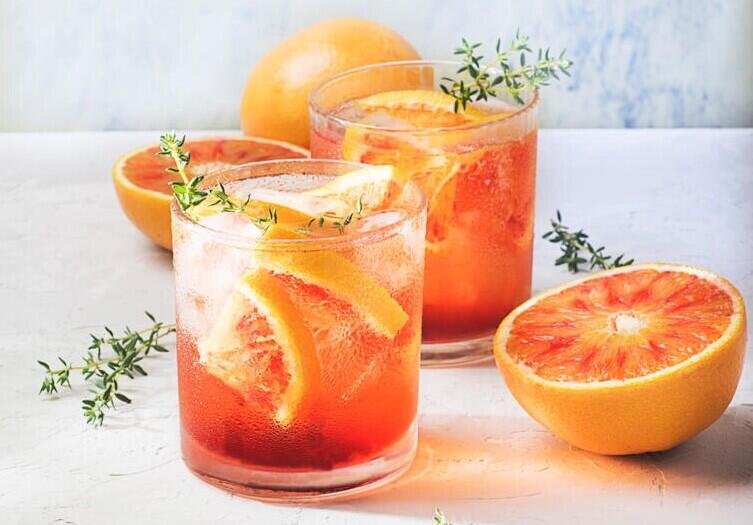 Grapefruit-Spritz in zwei Gläsern mit Thymian garniert