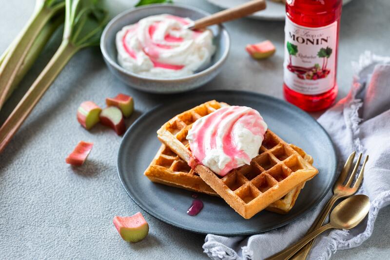 Waffeln mit Rhabarbersahne