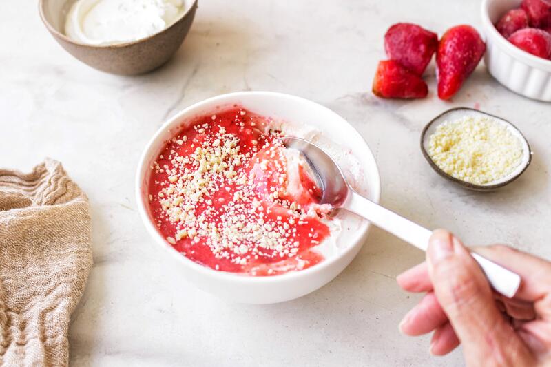 Schüssel mit Spaghettieis, ein Löffel hebt etwas davon heraus