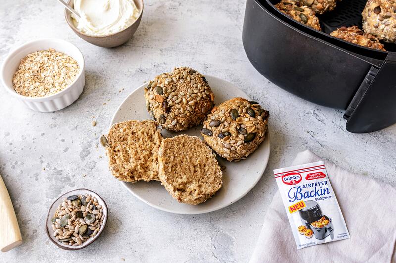Kekse auf einem hellen Teller, daneben die Airfryer Schublade