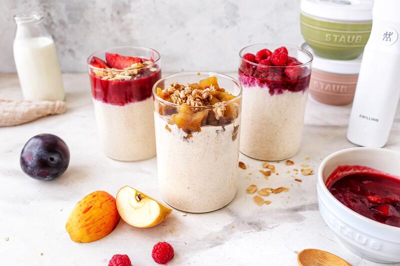 Mehrere Gläser mit Joghurt Früchten und Haferflocken
