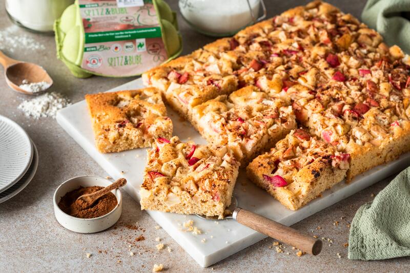 Angeschnittener Blech-Apfelkuchen mit Apfelstücken