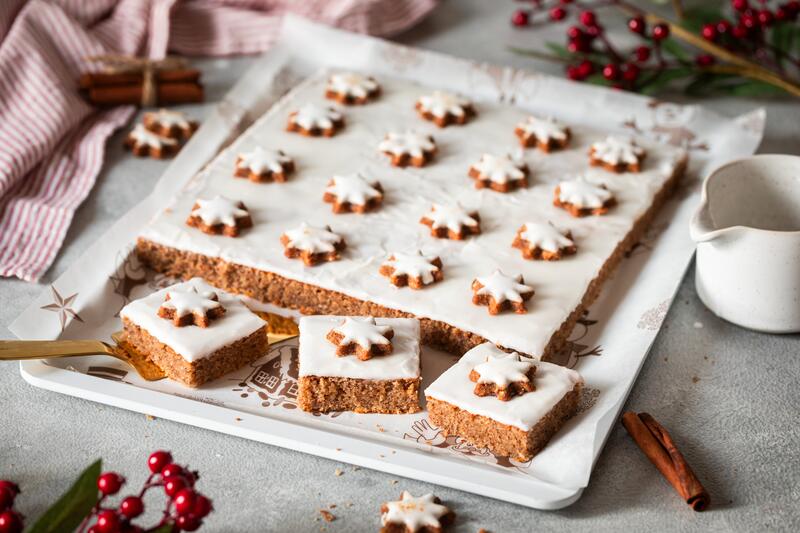 Blech mit Zimtsternkuchen, Glasur und oben drauf Zimtsterne