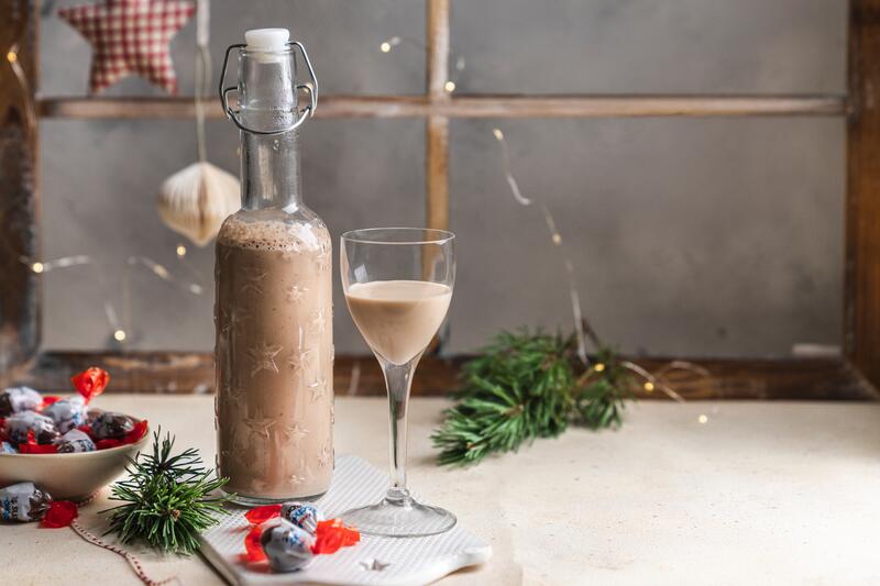 Einmachflasche mit Schokobon-Likör, daneben ein kleines Likörglas