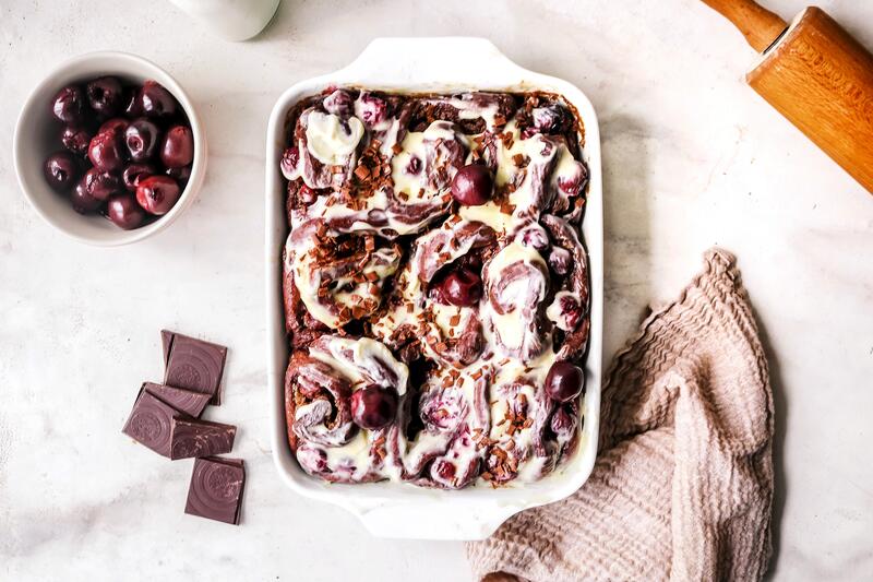 Zimtschnecken mit Schokoraspeln und Kirschen in einer Auflaufform