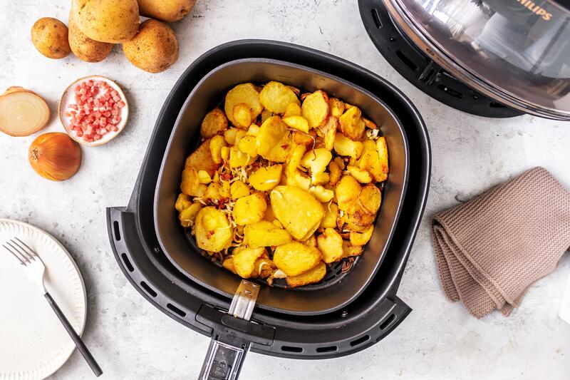 Bratkartoffeln im Airfryer mit Zwiebeln und Schinkenwürfel