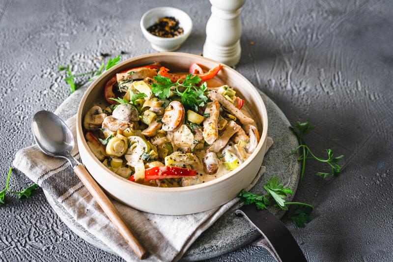 Jägerpfanne mit Schweinfleisch und Champignons in einer Teller