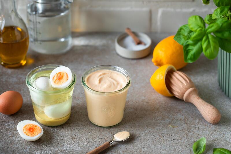 Mayo aus gekochten Eiern in Glas