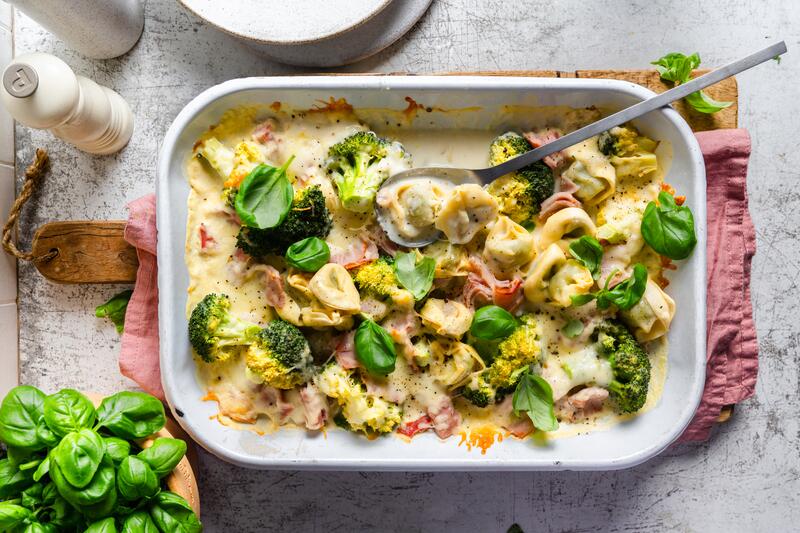 Auflaufform mit Tortellini, Brokkoli und Schinken in einer Rahmsoße