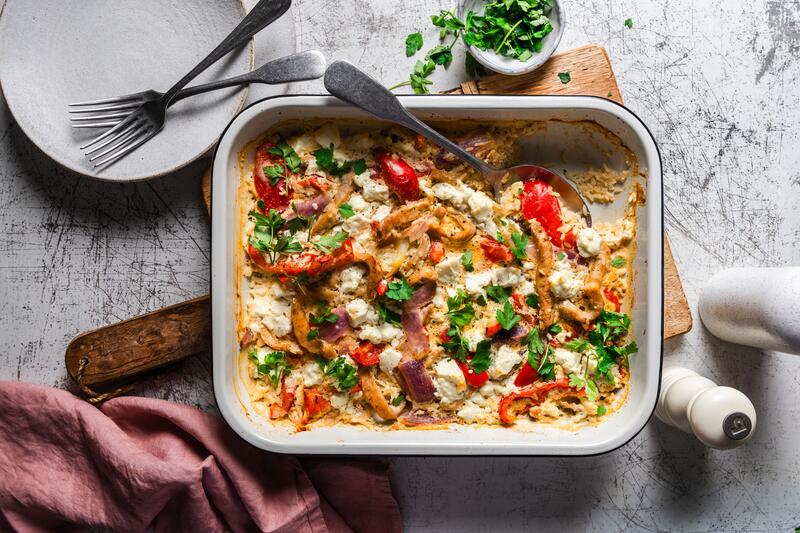 Auflaufform mit Gyrosfleisch, Gemüse und Käse überacken
