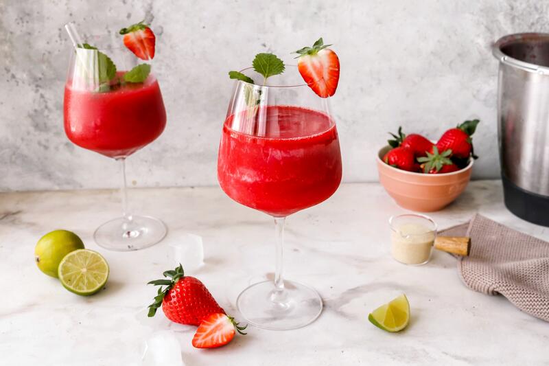 Zwei Gläser mit gefrorenem Erdbeer Limes, garbiert mit Erdbeeren