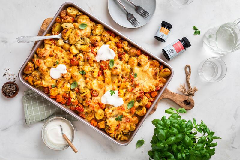 Feierabendblech mit Kartoffeln, Tomaten, Karotten und Käse überbacken