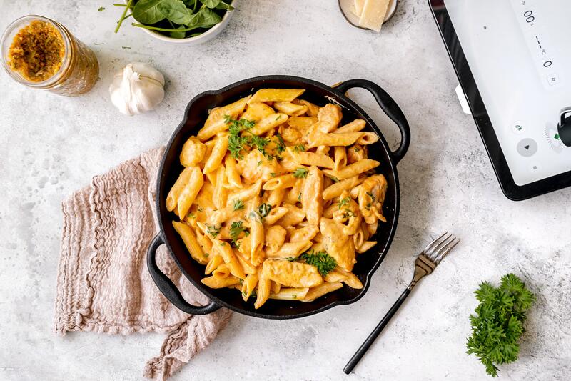 Ein Teller mit Penne in Soße von oben fotografiert
