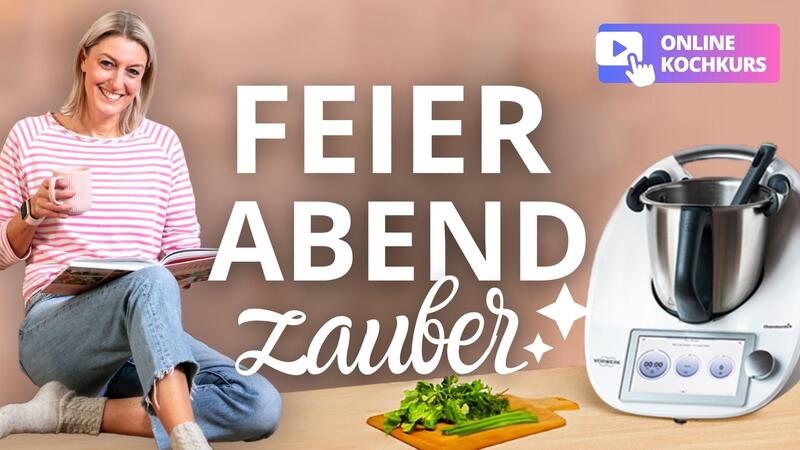 Kochkurs Feierabendzauber Schriftzug, Blonde Frau mit einem Becher und daneben ein Thermomix®