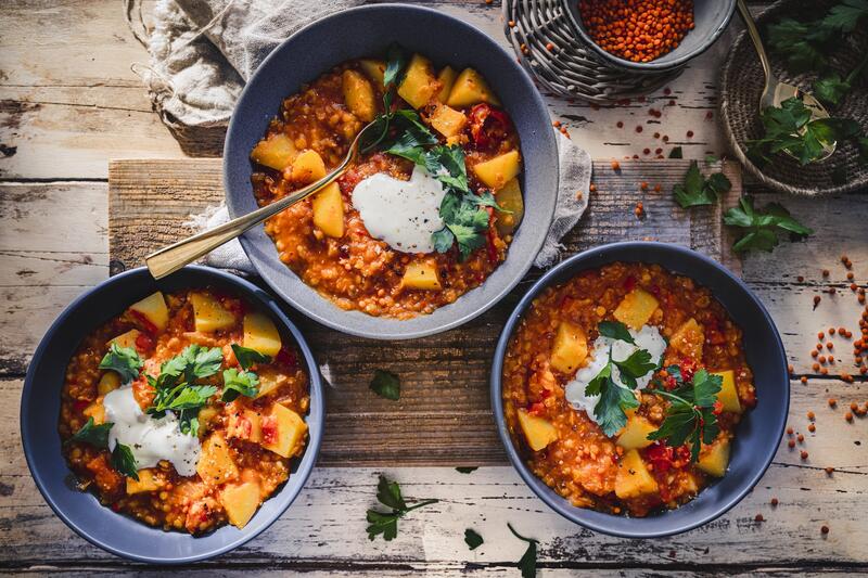 3 Teller mit Linsensuppe von oben fotografiert