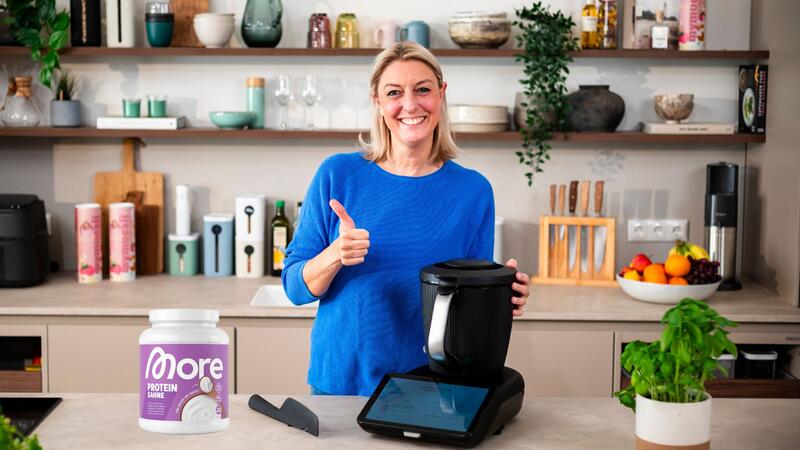 Dési von ZauberTopf neben dem Thermomix® und einer Dose More Sahne Protein