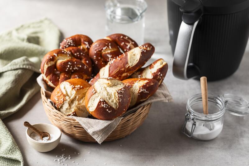 Ein Korb mit Laugengebäck