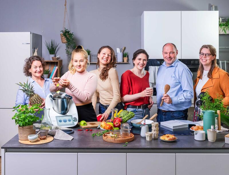 Mehrere Menschen in einer Küche mit dem Thermomix®