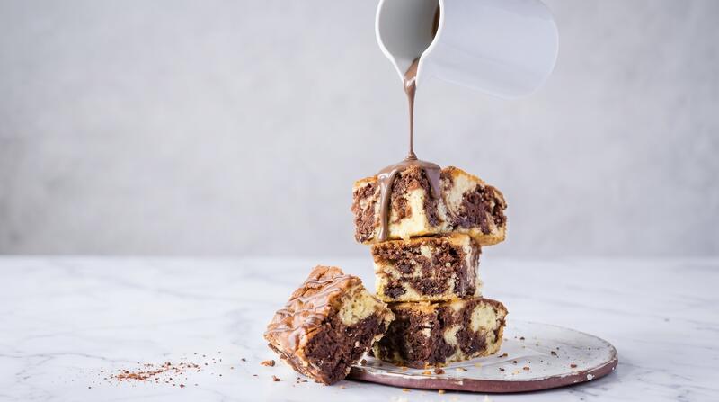 Drei Stücke Marmorkuchen vor grauem Hintergrund