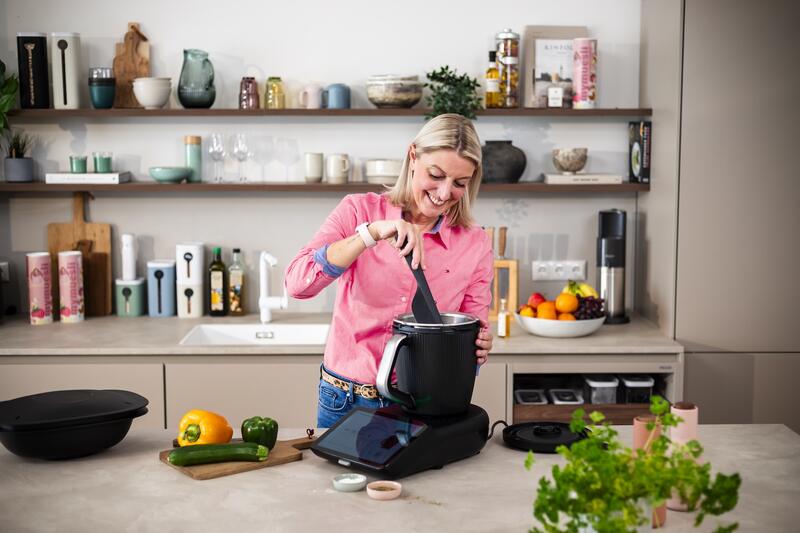 Dési von ZauberTopf mit dem Thermomix® TM7. Sie hebt mit dem Spatel den Garkorb an