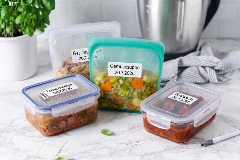 mehrere Dosen und Beutel mit vorgekochten Gerichten, im Hintergrund der Mixtopf des Thermomix®