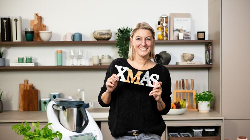 Blonde Frau mit einem XMAS Schild