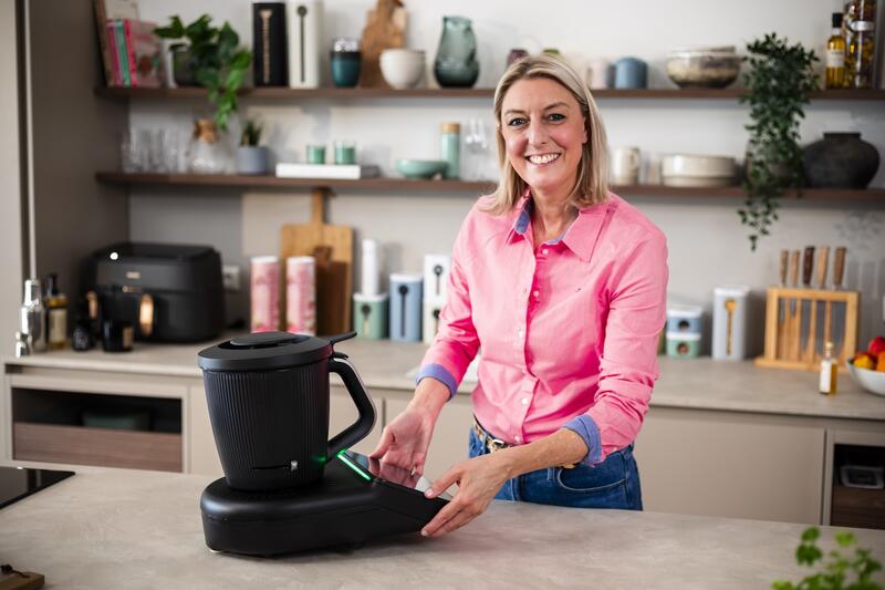 Blonde Frau in einer Küche mit Thermomix® TM7