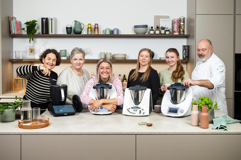 6 Personen vom Team ZauberTopf Club mit 4 Thermomix® Geräten