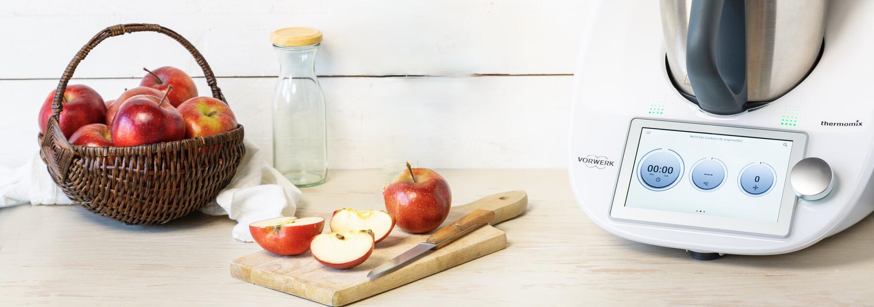 Der Thermomix® neben einem Korb Äpfel