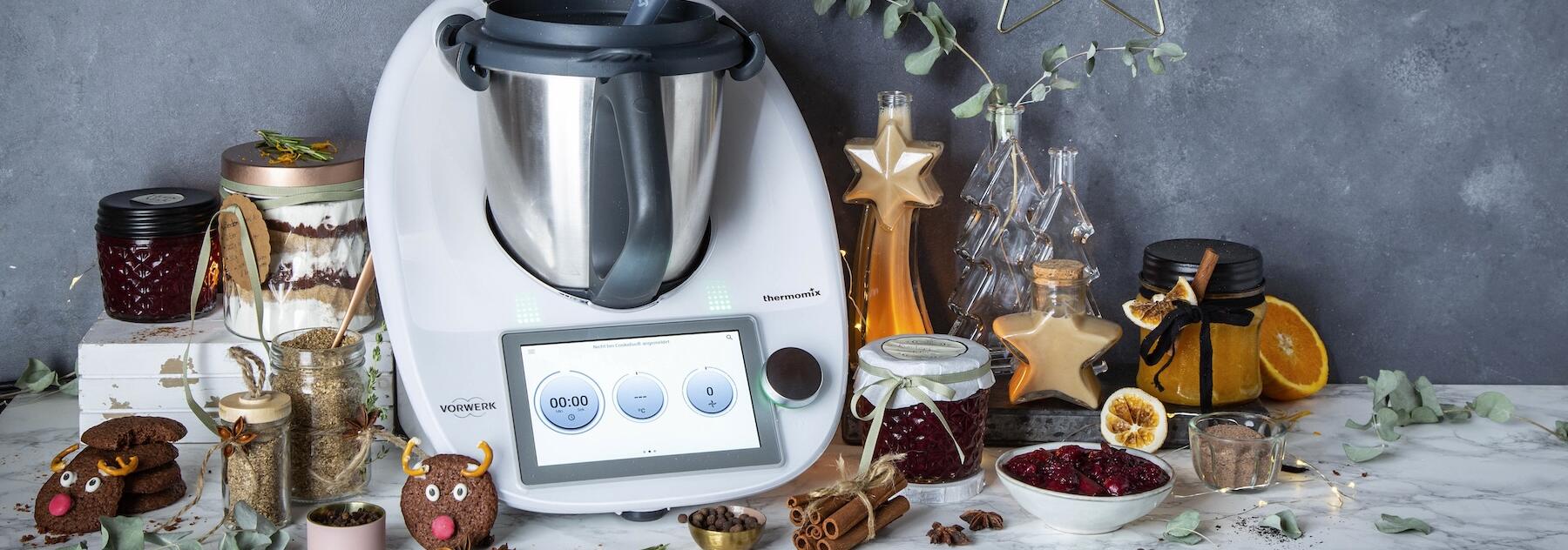 Der Thermomix® umgeben von selbstgemachten Geschenken