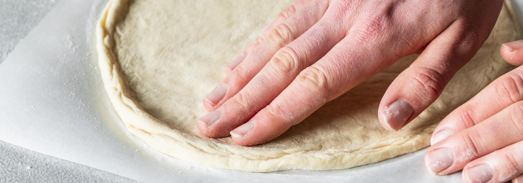 Dein Pizzateig zieht sich zusammen? Daran liegt's!