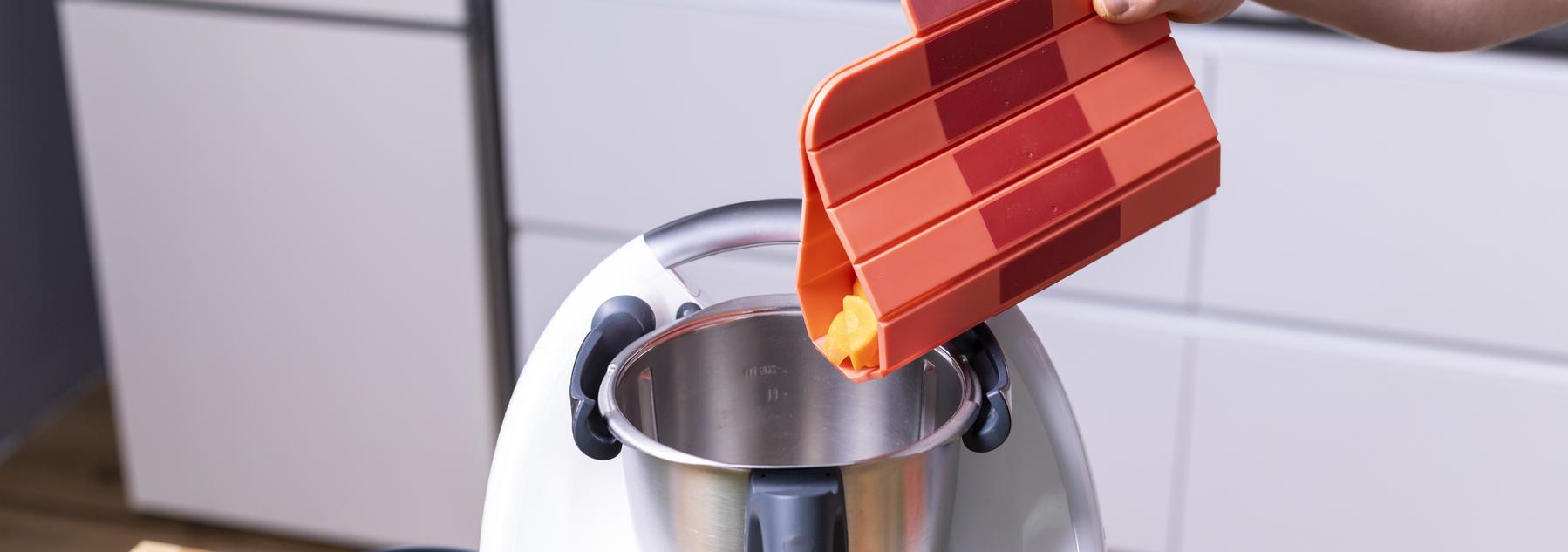 „Roll" ist da! Dein faltbares Schneidbrett für sauberes Befüllen des Mixtopfes