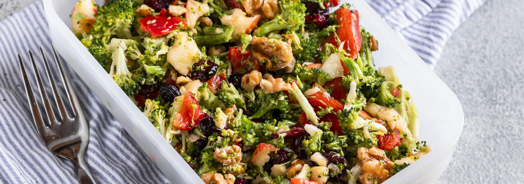 Brokkolisalat mit Feta perfekt fürs Meal Prepping