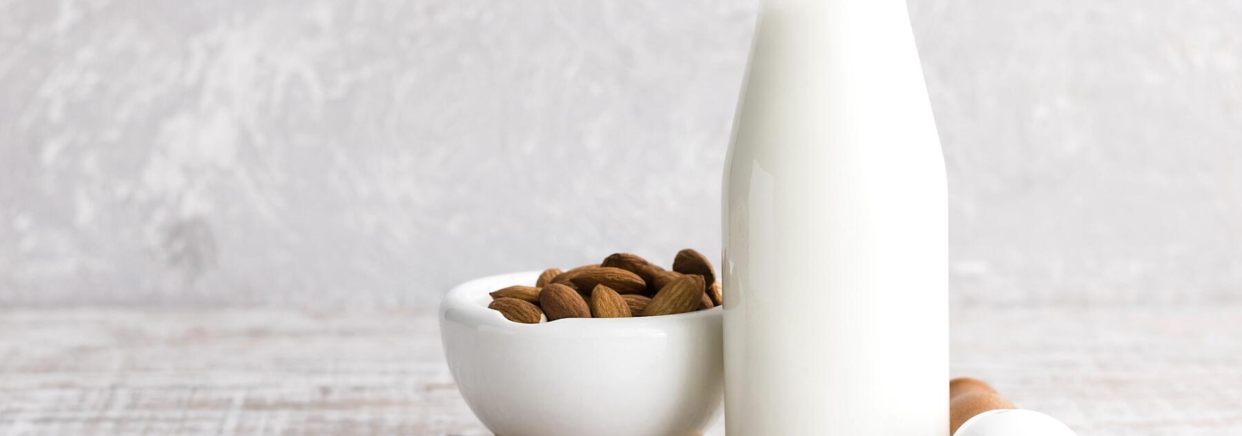So mixt du vegane Milch ganz einfach selbst!