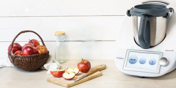 Der Thermomix® neben einem Korb Äpfel